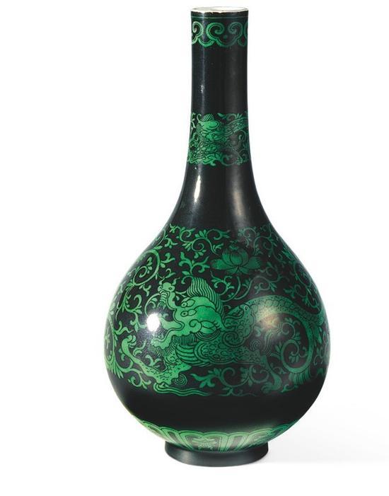 “黑彩”瓶 清代(1644-1911), 雍正年间(1722-1735)鲍氏东方艺术馆 Marian Gérard © Fondation Baur, Genève