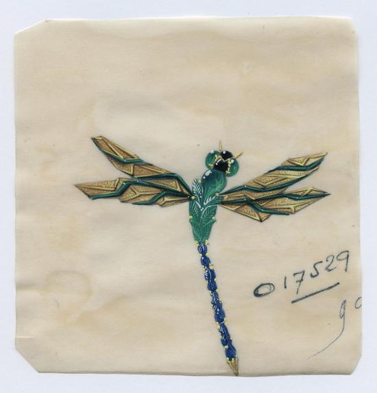 “蜻蜓”胸针设计手绘稿。卡地亚巴黎,1955年。炭铅笔和水粉,描图纸。作品以祖母绿,钻石,珊瑚,金和铂金制作。卡地亚巴黎档案馆。Archives Cartier Paris © Cartier