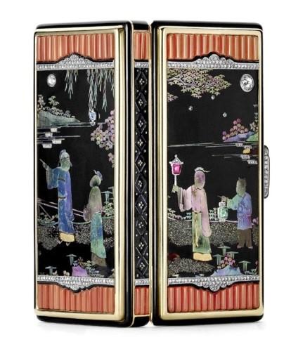 中式化妆盒,卡地亚巴黎,1926年,金,铂金,镶以宝石的螺钿漆饰片,红宝石,祖母绿,蓝宝石,珊瑚,钻石,珐琅。卡地亚典藏。Nils Herrmann, Cartier Collection © Cartier