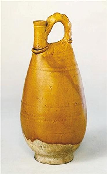 辽黄釉提梁壶(实物)