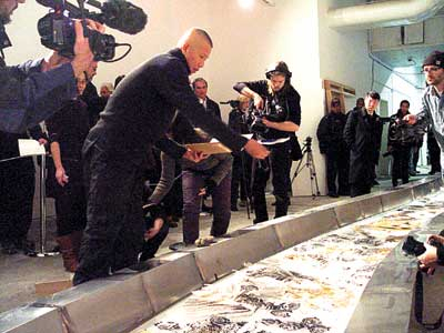 蔡国强11日下午6时在费城纺织工坊美术馆八楼为128英尺长的《时光画卷》撒火药。刘玉华摄