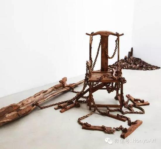 叶森 《椅子的匠作分析》2015 缅甸鸡翅木 椅子尺寸:580×470×1120mm 原木长:2400mm 直径350mm
