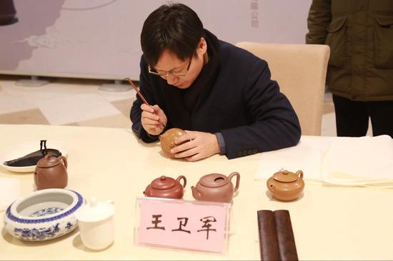 江苏省书协副主席王卫军文人壶创作中
