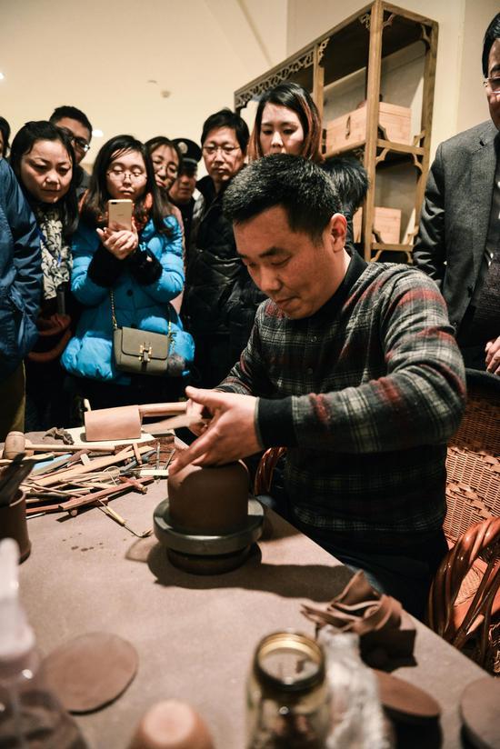 紫砂工艺师现场制作紫砂壶