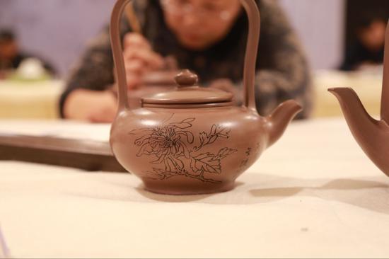 现场完成的文人紫砂壶作品