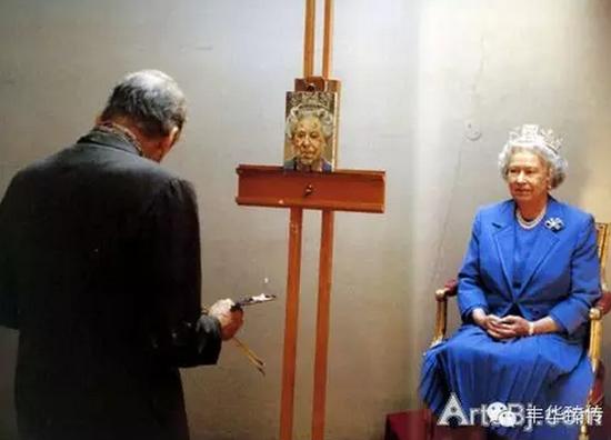 弗洛伊德在画室中为伊丽莎白女王画像,摄于2001年。您看了之后有何感想?