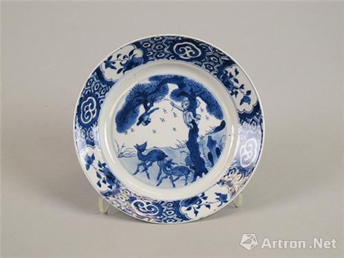 纽约的大都会艺术博物馆展出:清青花“爵禄封侯”瓷盘,17世纪晚期-18世纪早期