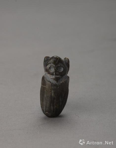 首都博物馆展出:北京市平谷区上宅遗址发现的距今8500年到7000年前新石器时期的石猴形饰件