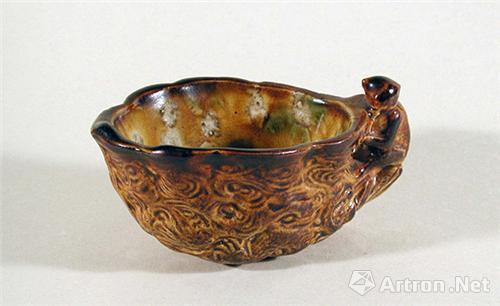 纽约的大都会艺术博物馆展出:唐褐釉猴柄杯,8世纪