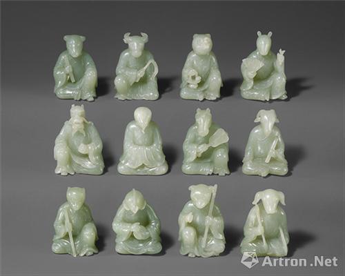 纽约的大都会艺术博物馆展出:清乾隆青玉雕十二生肖,18世纪,5.7×4.4 cm
