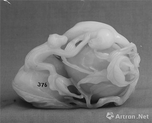 纽约的大都会艺术博物馆展出:清中期玉雕双猴戏桃,18世纪,8.7cm×10.2 cm×5.5 cm