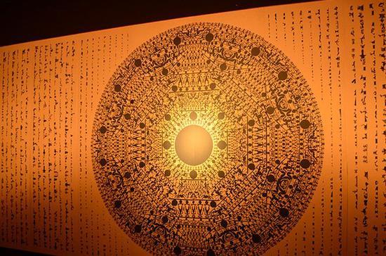 《大平安》剪纸装置 作品中部圆形为剪纸主体,外部竖形符号是对“废弃”部分的再利用