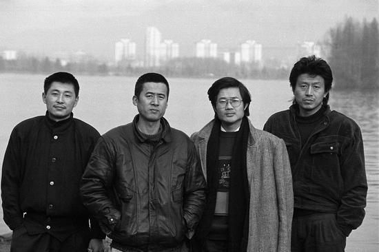 1992年2月耿建翌与张培力赴南京取钱,在南京玄武湖合影。左起:耿建翌,张培力,吕澎,管策 摄影:肖全