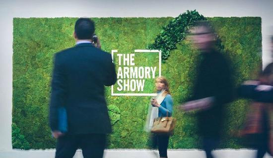 2015年纽约军械库艺博会现场,摄影:Roberto Chamorro(图片来源:The Armory Show)