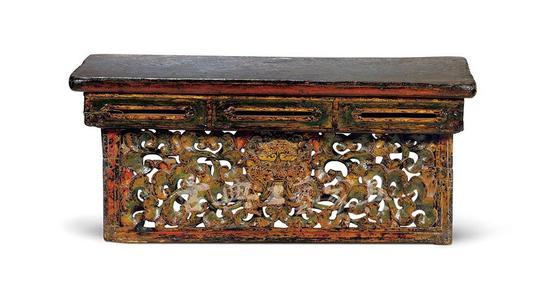 十八世纪 彩绘雕饕餮纹折叠桌