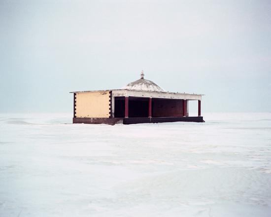 李伟摄影作品:雪地里的舞台 2010年-(新巴尔虎右旗贝尔苏木)