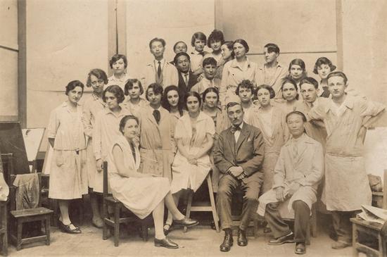 1929年里昂国立美术学校绘画课师生合影,前排着西服者为素描教授Régis Deygas(1876-1943),后排着深色西服者为王临乙,王临乙左侧高个是吕斯百。 黑白照片 1929年 选自王临乙王合内遗留影集 中央美术学院美术馆藏