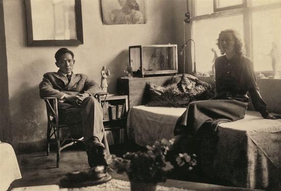 1947年,王临乙、王合内夫妇在洋溢胡同家中,墙上悬挂的是吴作人1938年绘王合内油画像。 黑白照片 1947年 选自王临乙王合内遗留影集 中央美术学院美术馆藏
