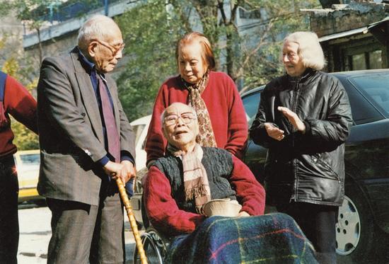 老朋友相聚。左一二为王临乙、王合内夫妇,右一二为常书鸿、李承仙夫妇。 彩色照片 选自王临乙、王合内遗留影集 中央美术学院美术馆藏