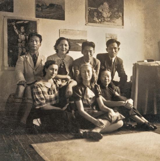 1939年,同学亲朋在吴作人家聚会合影。前排左为吴作人妻子李娜,中为王合内,右为吕斯百妻子马光璇。后排右一王临乙、右二吕斯百,左一吴作人。 黑白照片 1939年 选自王临乙、王合内遗留影集 中央美术学院美术馆藏