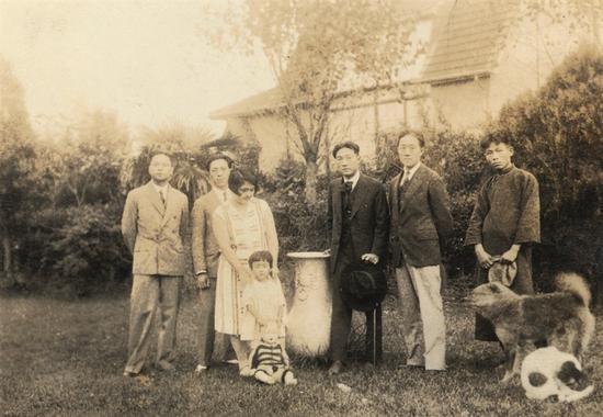 1926年春,在上海结识徐悲鸿不久的王临乙(右一)陪伴徐悲鸿(右三)到陈抱一江湾画室做客并合影 黑白照片 1926年 左一为丁衍庸,左二三为陈抱一夫妇 选自王临乙王合内遗留影集 中央美术学院美术馆藏