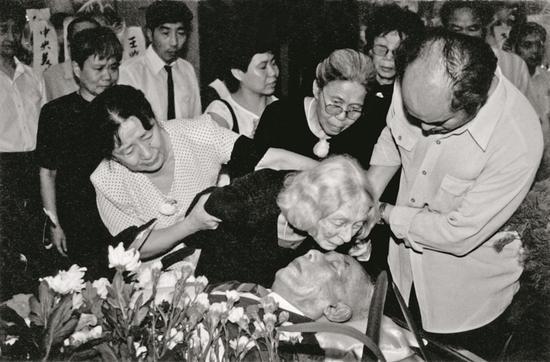 1997年7月16日王临乙病逝,享年89岁。在追悼会上,王合内最后吻别她至爱一生的伴侣。 彩色照片 1997年 选自王临乙王合内遗留影集 中央美术学院美术馆藏