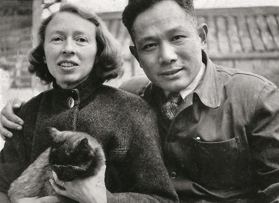 1955年,王临乙、王合内夫妇在洋溢胡同自家院子合影。 黑白照片 1955年 选自王临乙王合内遗留影集 中央美术学院美术馆藏