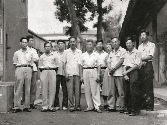 1959年中央美术学院雕塑系教师合影,右三、四王临乙、王合内夫妇,右六滑田友,右七刘开渠,左一曾竹韶,皆为当年留学法国的同学。 黑白照片 1959年 选自王临乙、王合内遗留影集 中央美术学院美术馆藏