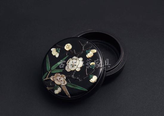 明 周制 暗香疏影紫檀香盒,成交价345万元。(图片提供:中国嘉德)