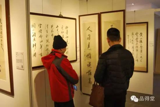 嘉宾结伴赏画,交流书画心得