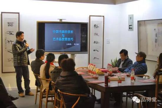 本次展览邀请主讲嘉宾朱大成老师生动开讲,为在座各位讲解“海派书画收藏技巧及增值前景”
