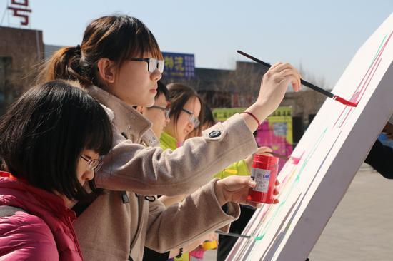 学生们认真创作
