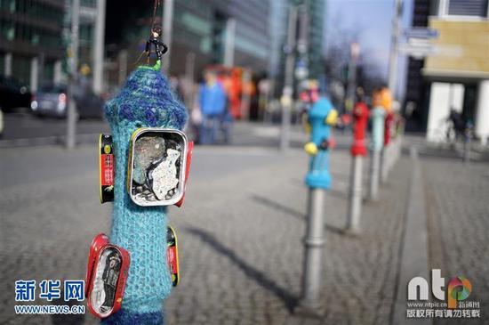 3月19日,德国柏林街头,一位未具名艺术家安装了一系列木雕作品。 新通图/imago