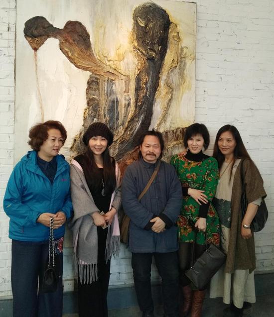 展览现场艺术家彭渊(中)与嘉宾合影