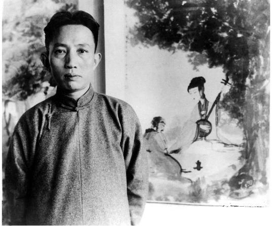 1947年傅抱石在上海举办个人画展,图为傅抱石在展场上