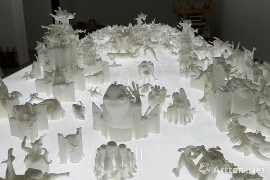 2012年,程大鹏在今日美术馆举办《可乐乐园》个展 动态装置展览现场