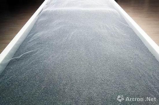 程大鹏 《生》(海浪般运动中的聚苯球)机械装置作品 2016年