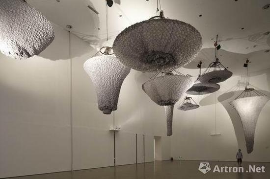 2012年,程大鹏在今日美术馆举办《可乐乐园》个展 动态装置展览现场