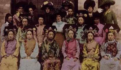 清代真实的格格们,和外国公使夫人的合影。