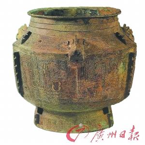 商晚期三羊罍,主题纹饰为饕餮纹,地纹为云雷纹。
