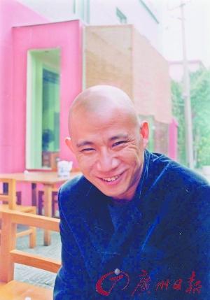 方力钧,1963年生于河北省邯郸市,职业画家,自上世纪90年代起在世界各地举办过几十个大型个展。2012年,被联合国和平发展基金会聘为“和平大使”,2013年被聘为国家画院当代艺术研究中心主任,2004至2015年,先后被19所大学院校聘为客座教授、硕士研究生导师。