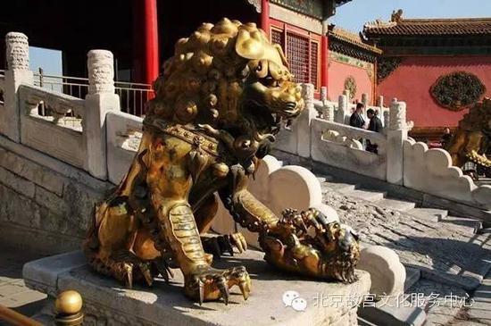 乾清门前的铜狮