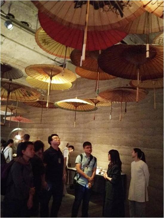 展览现场-手工艺调研员正在向观众讲解