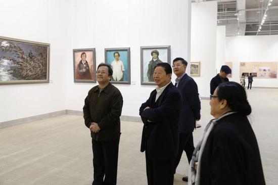 展览现场,肖峰、宋韧夫妇与清华艺术博物馆馆长冯远等参观展览