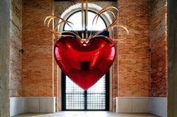 弗朗索瓦·皮诺以2360万美元在纽约苏富比竞得的杰夫·昆斯(Jeff Koons)洋红色和金色版本的《悬着的心》