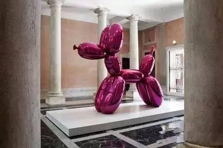 杰夫·昆斯(Jeff Koons)的作品《气球狗》在格拉西宫长年展示