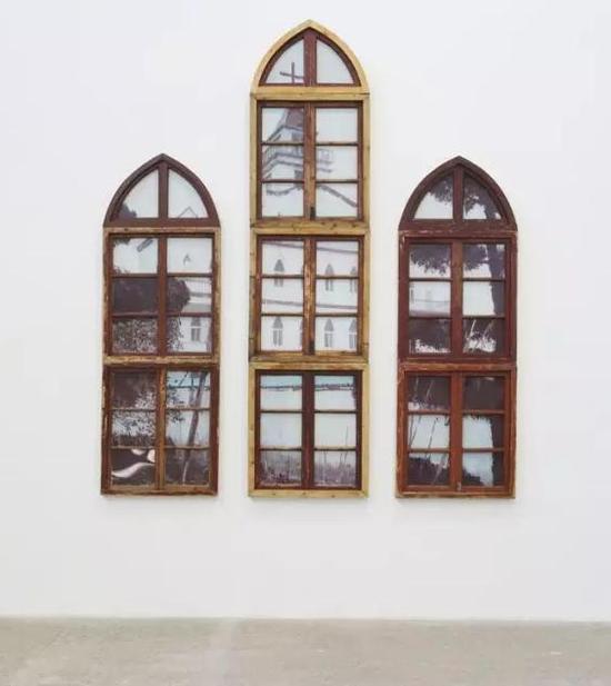 李青 | 乡村教堂(未完成), 350×90cm×1,250×90cm×2 , 木、有机玻璃、油彩, 2016