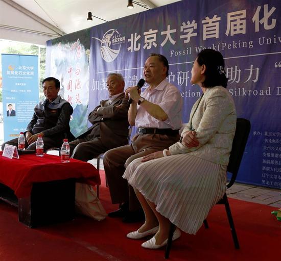 古生物专家侯连海、孙革、季强在北票化石文化日为观众讲解化石知识