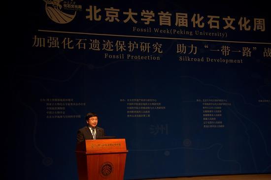 辽宁省北票市人民政府市长付宗义在百年讲堂介绍北票市化石资源保护和开发情况