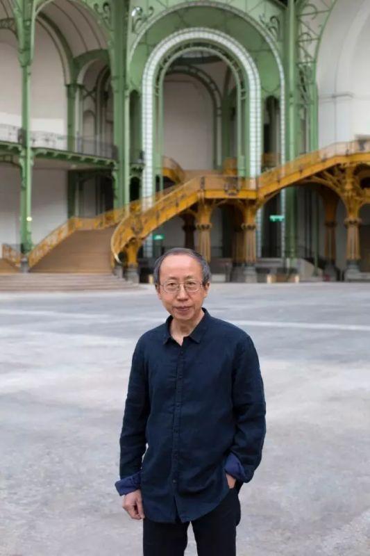 黄永砅在巴黎大皇宫前,图片来源:ADAGP, Paris
